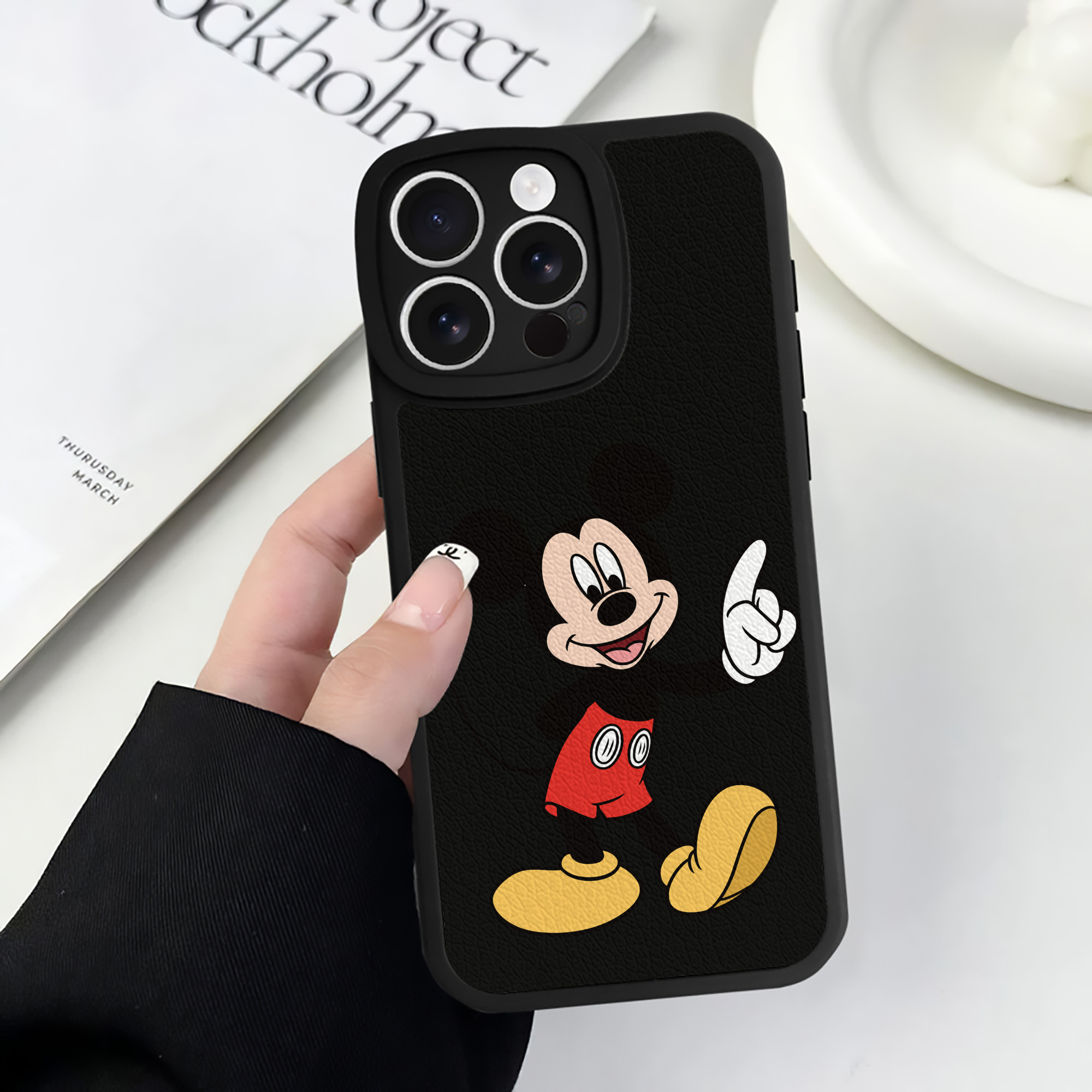 （画像用） ミッキーマウス Mickey Mouse 【iPhone 16シリーズ対応】シリコンスマホケース（レザー調） 材質：シリコン